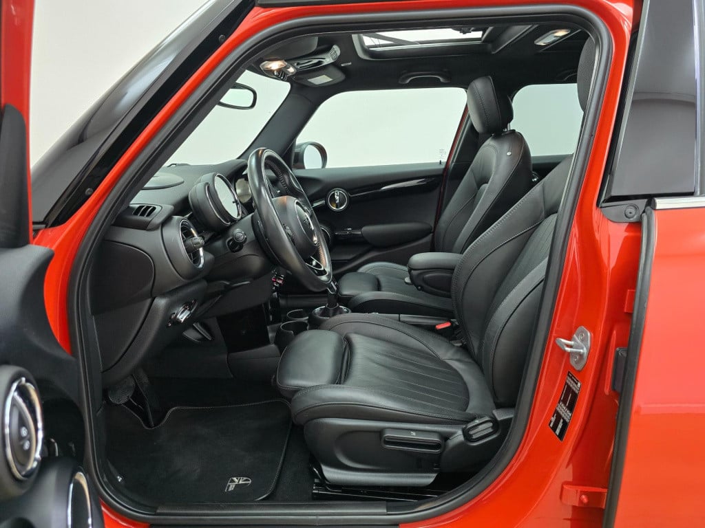 Mini Cooper mini occasion 2.0 automaat | 5 deurs en maar 1 van in nl | twee