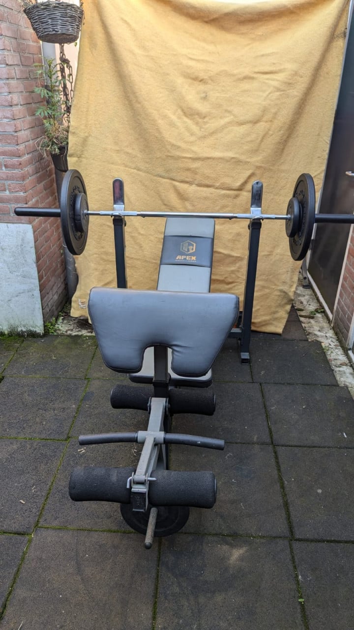 Fitness toestel, inclusief gewichten en halters