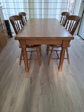Eettafel met stoelen