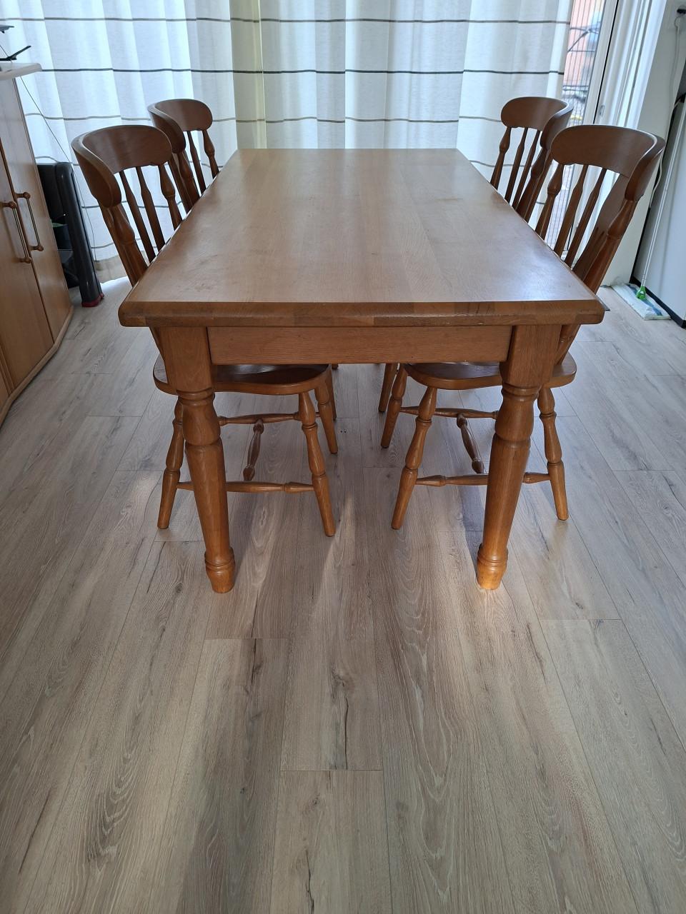 Eettafel met stoelen