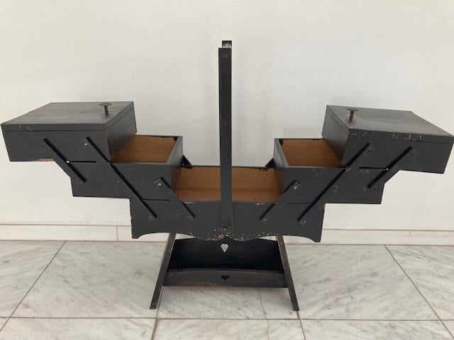 Houten naaibox op poten