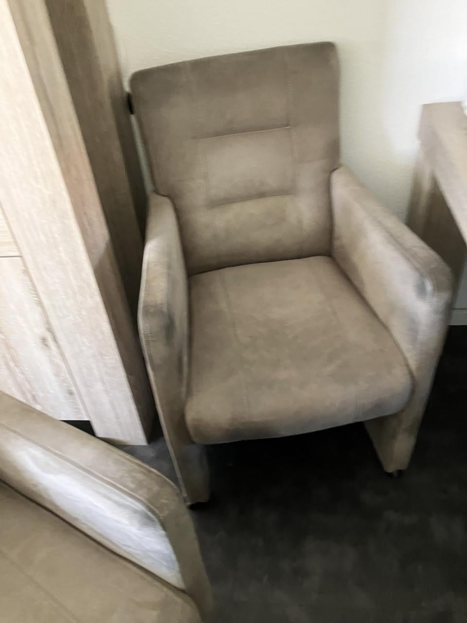 Te koop 4 eetkamerstoelen met wieltjes