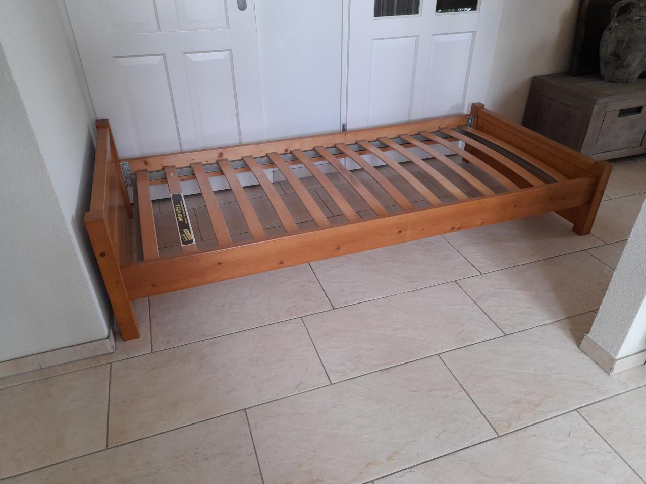 Massief houten bed (in goede staat) 90 x 200
