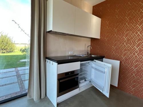 Compacte keuken met inbouw apparatuur en boiler