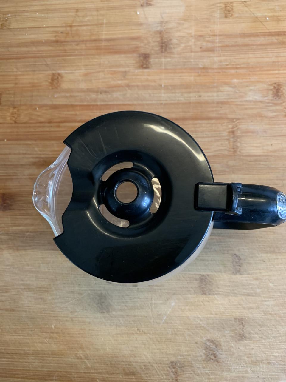 Een Russell Hobbs koffiezetapparaat in crème en zwart