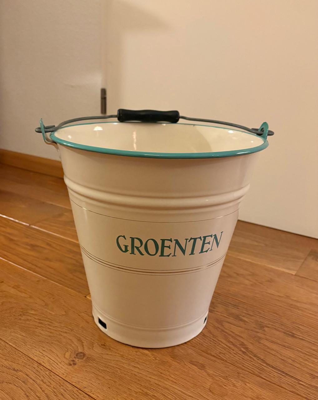 Oude emaiile emmer zonder beschadigingen