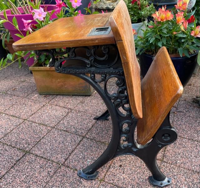 Old school schoolbankje