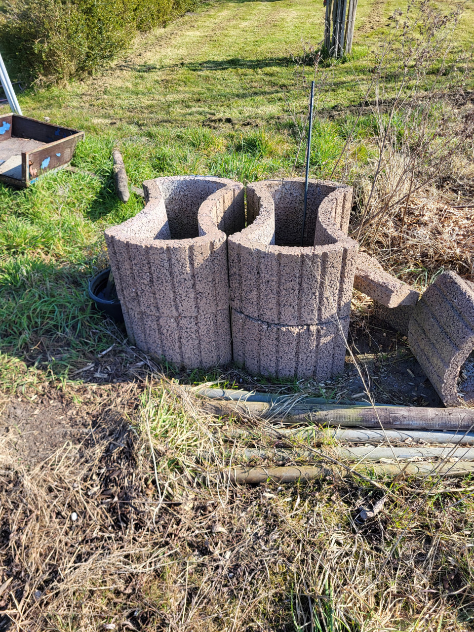 Betonnen rode bloembakken