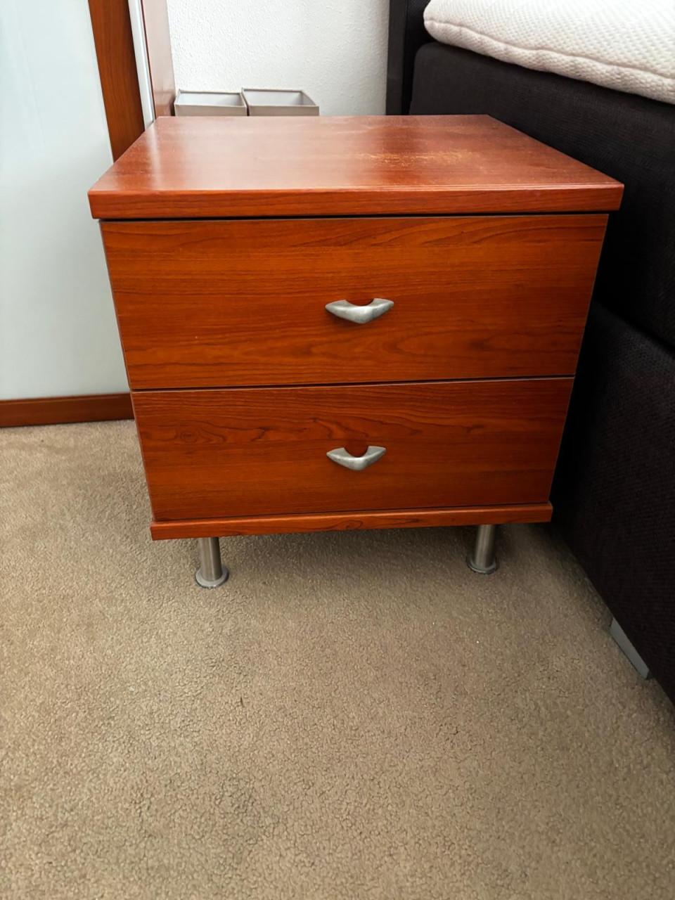 2x kersen kleurige nachtkastjes