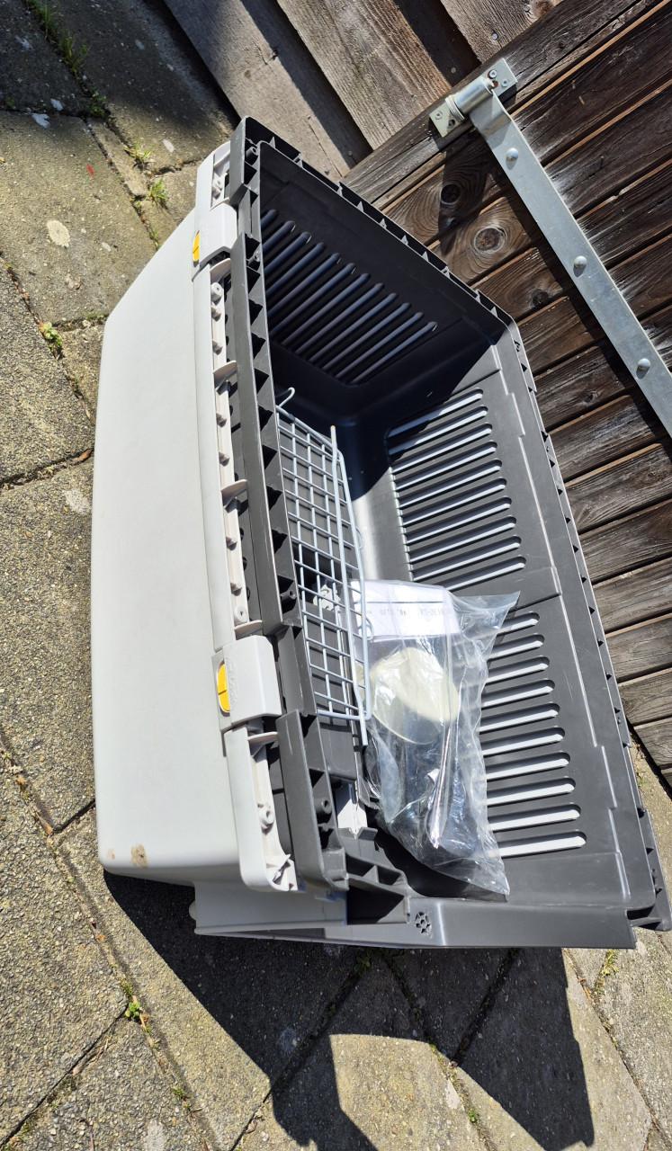 Vliegtuigkennel met accessoires