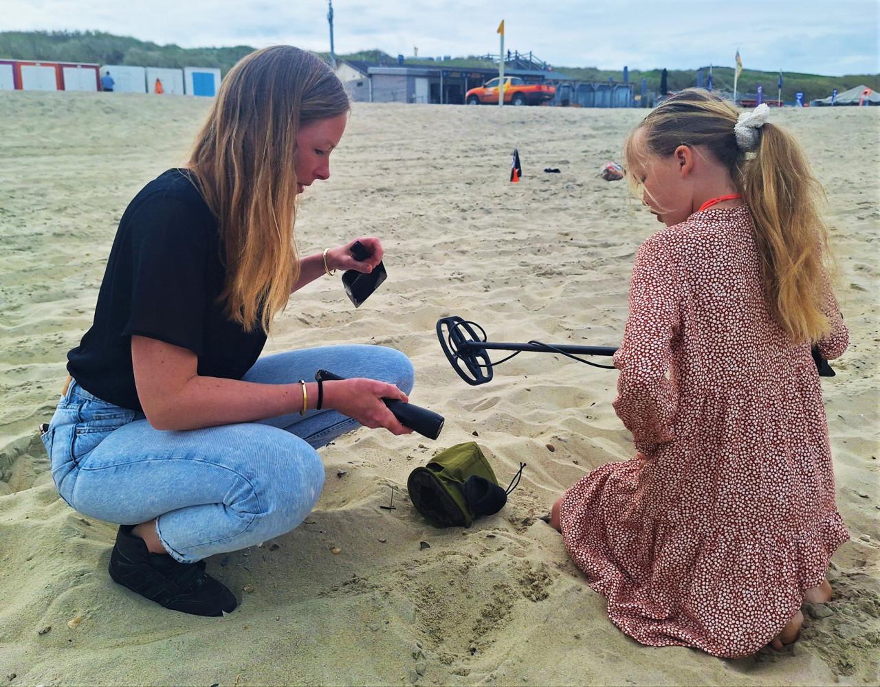 Familie en vriendengroep activiteiten met de metaaldetector