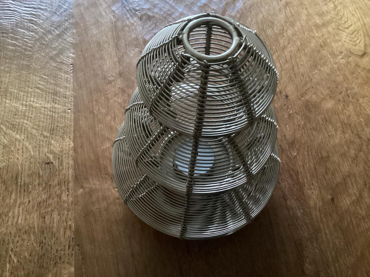 Decoratieve goudkleurige waxinelichthouder.