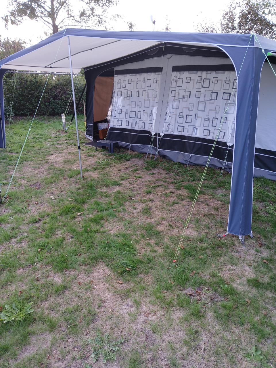 Caravan Hobby 560 UL Exclusive met z.g.a.n. voortent en luifel