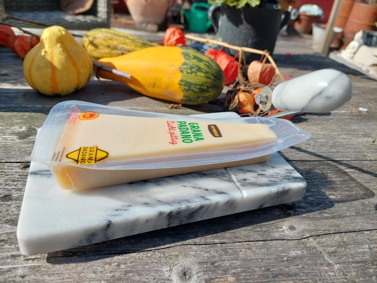 Marmeren (kaas)snijplank met reserve zaagje