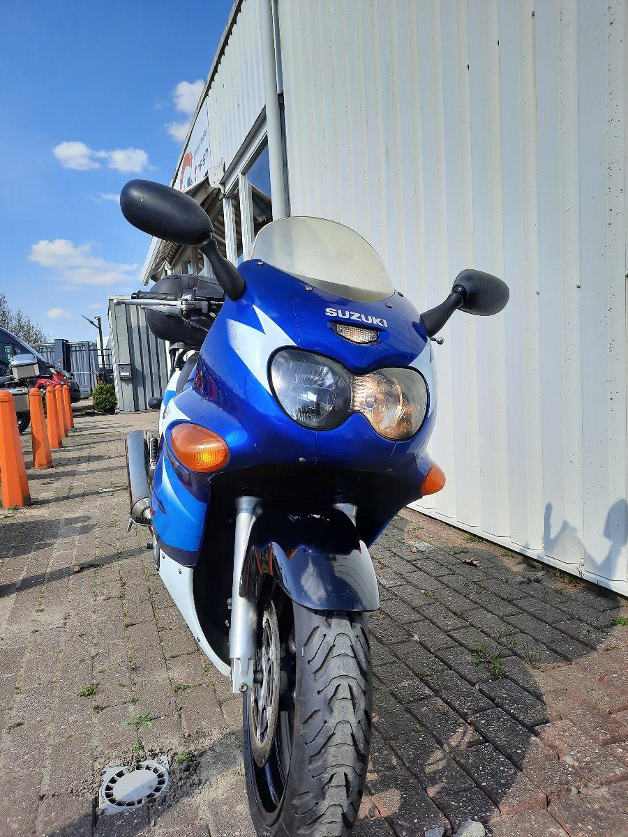 Suzuki GSX600F uit 2006 met superbike stuur