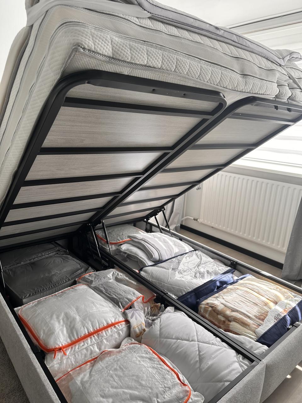Tweepersoons Boxspring 160x200 is maar 7 Maanden OUd met topper
