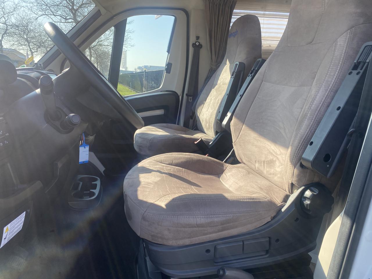 Elnagh T-Loft 450 - Prachtige 4 persoons half-integraal.