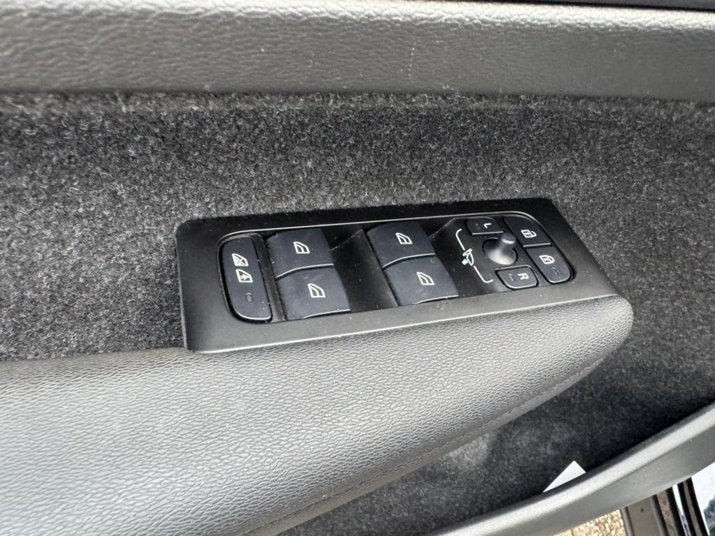 Volvo XC40 recharge p8 awd r-design