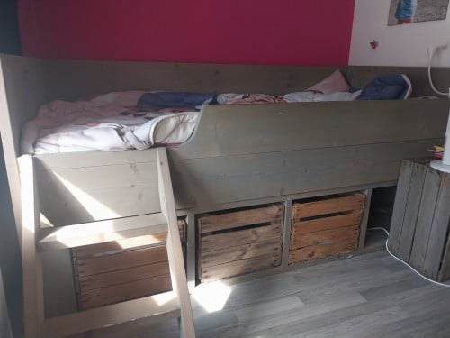 Steigerhouten bed met 4 fruitkistjes