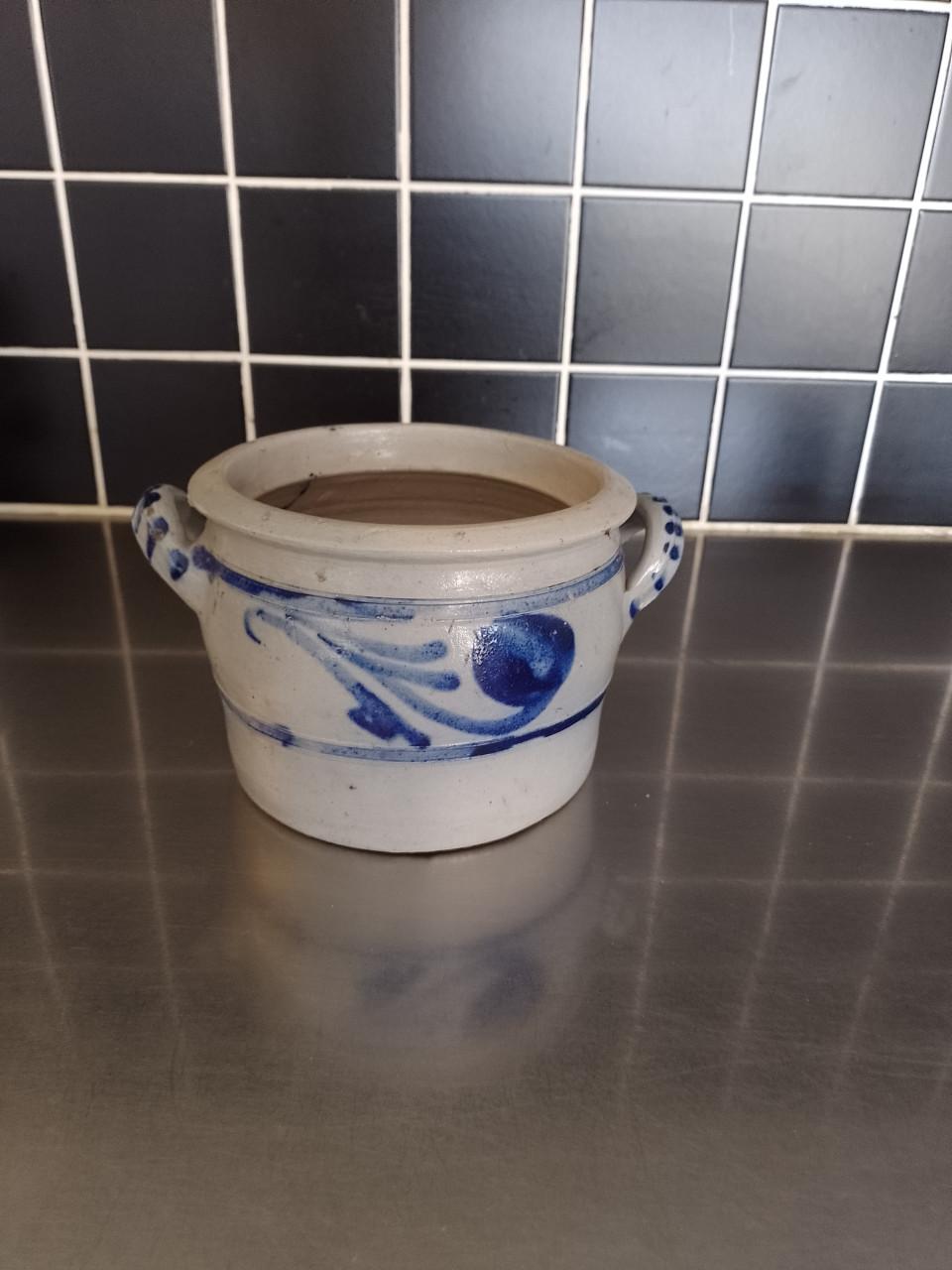 Keulse  aardewerken potten en kannen.