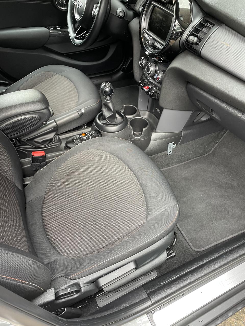 Te koop MINI Cooper 1.5 Business (origineel NL, 5-deurs, BT, Navi)