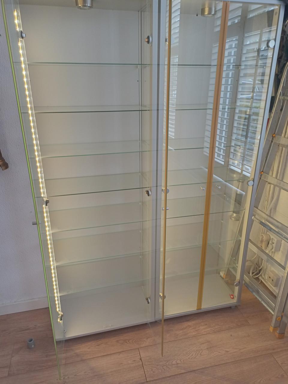 2 vitrinekasten