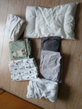 Aerosleep matras kinderledikantje met toebehoren.