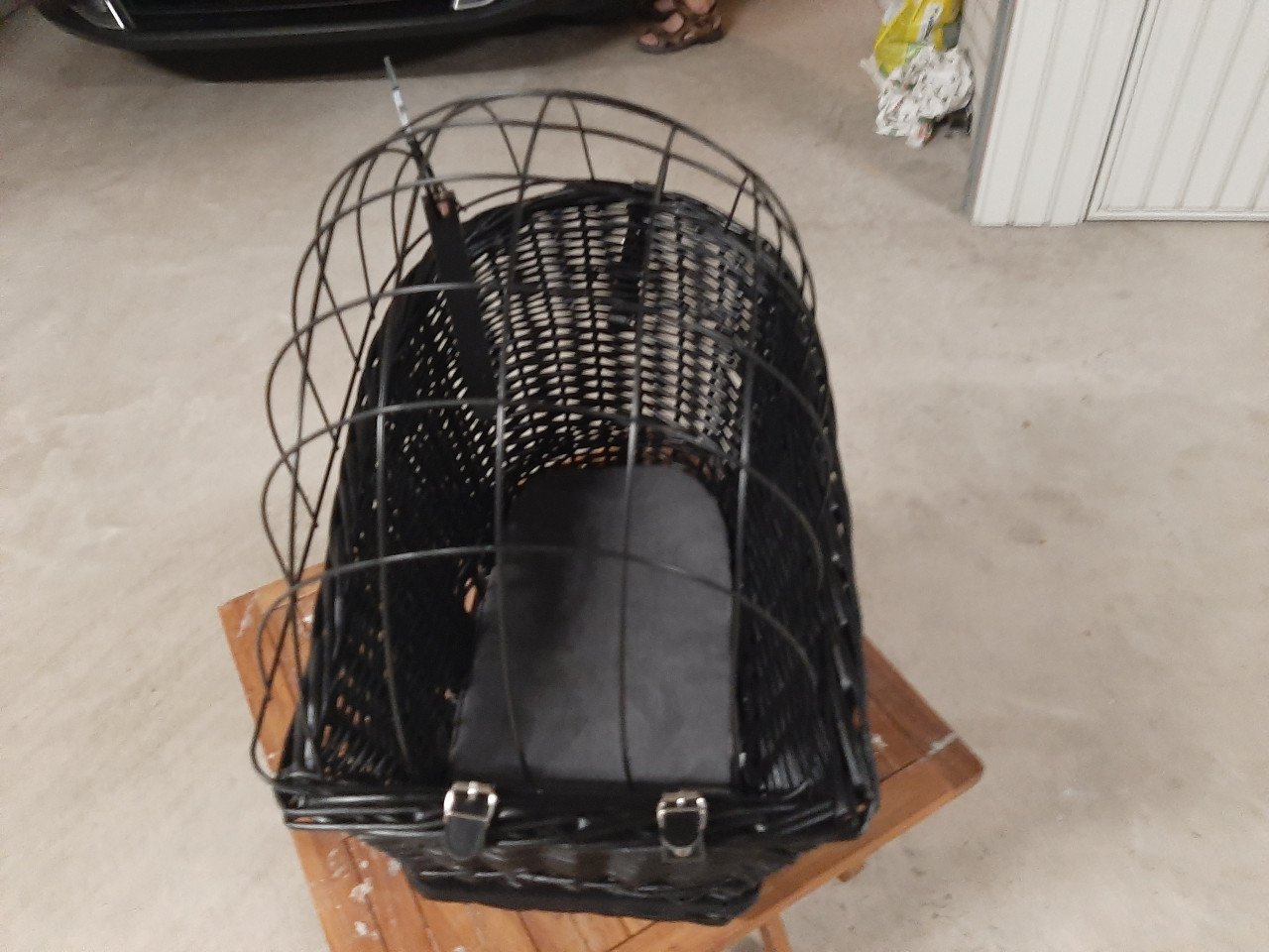 Zwarte hond fietsmand