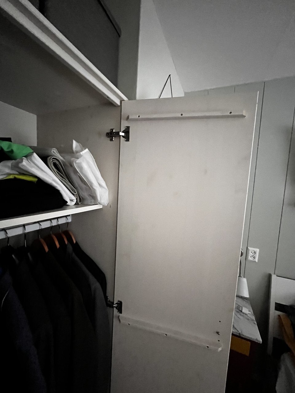 Mooie grote houten kledingkast, wit