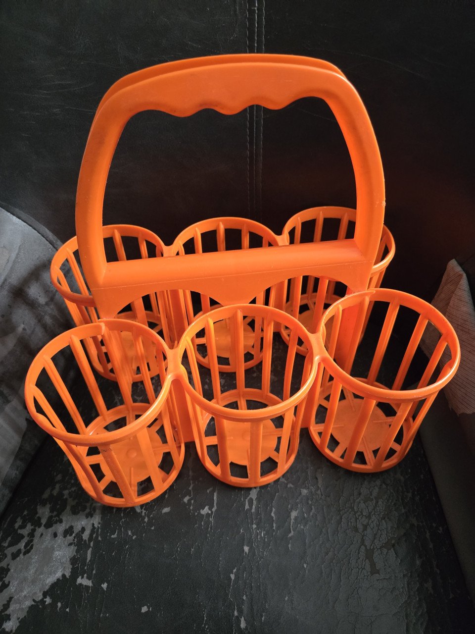 Leuke retro oranje flessenhouder. Jaren 70.  'made in holland'.