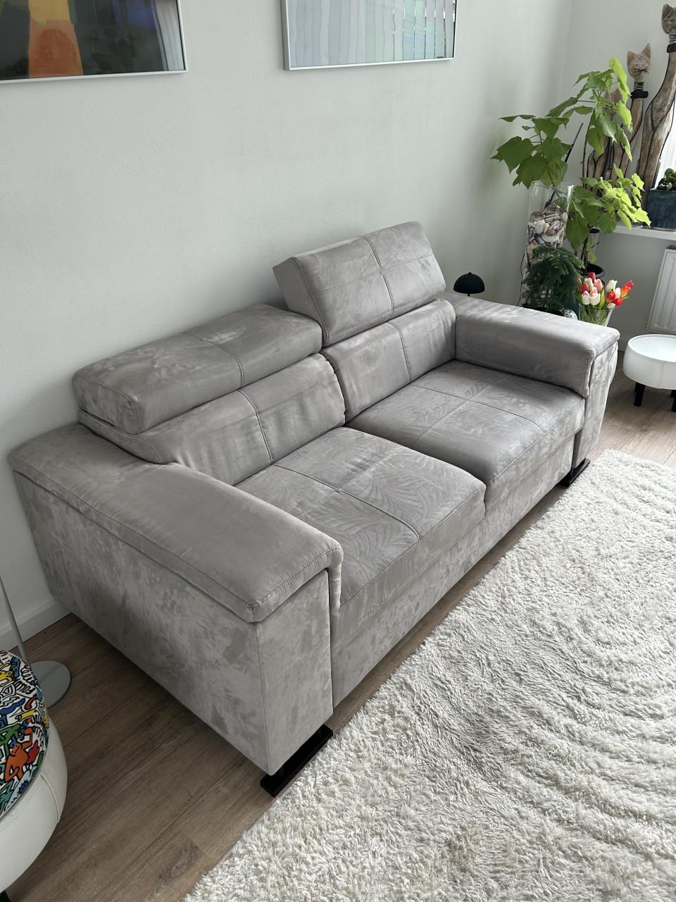 2/3 zitbank met uitschuifbed en verstelbare hoofdsteunen