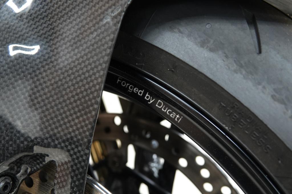 Ducati Streetfighter tour v4 s | akrapovic | carbon |