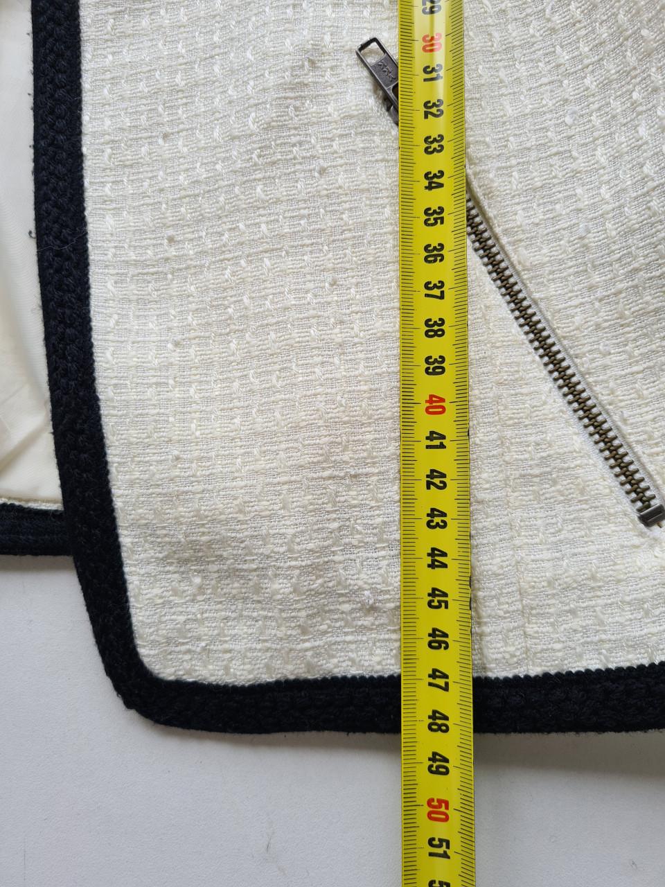 H&M bouclé jasje in de kleur room wit met zwarte bies. Maat 40