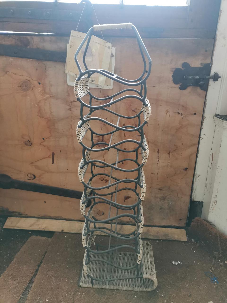 Apart, brocante wijnflessen rek