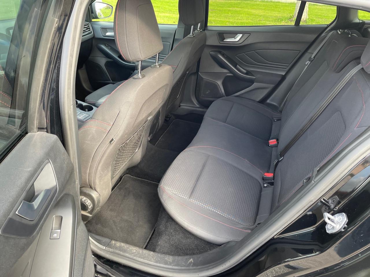 Ford Focus Wagon 125pk ST Line Business Aut/Zwart/LED