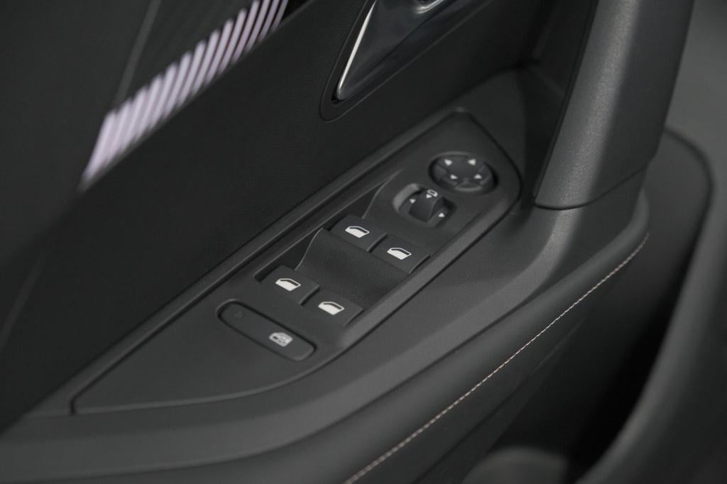 Peugeot E-2008 ev allure 54 kwh | 11 kw lader | warmtepomp | apple carplay 