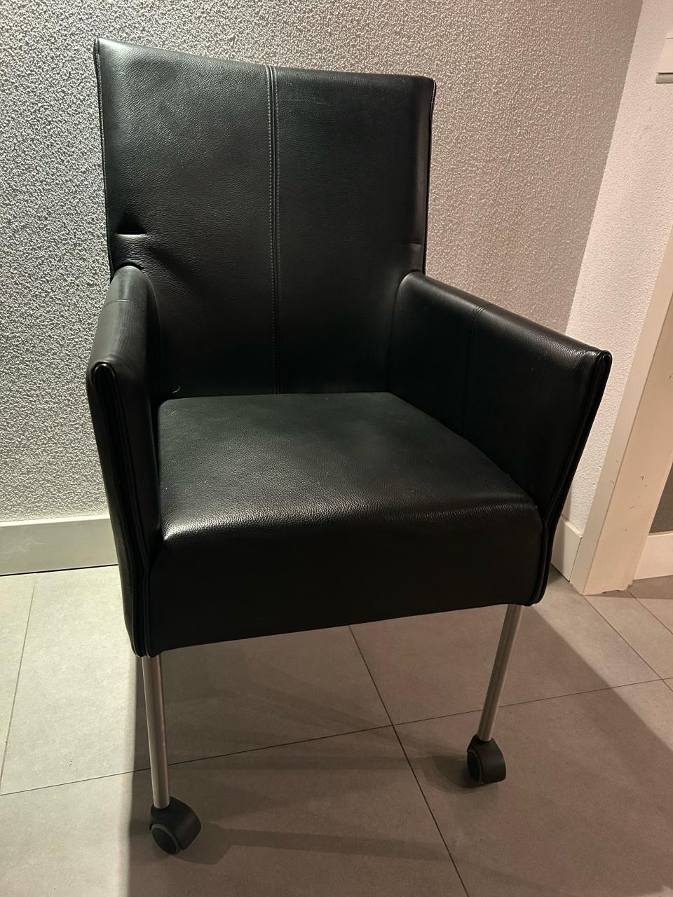 6 Leren eetkamerstoelen op wielen