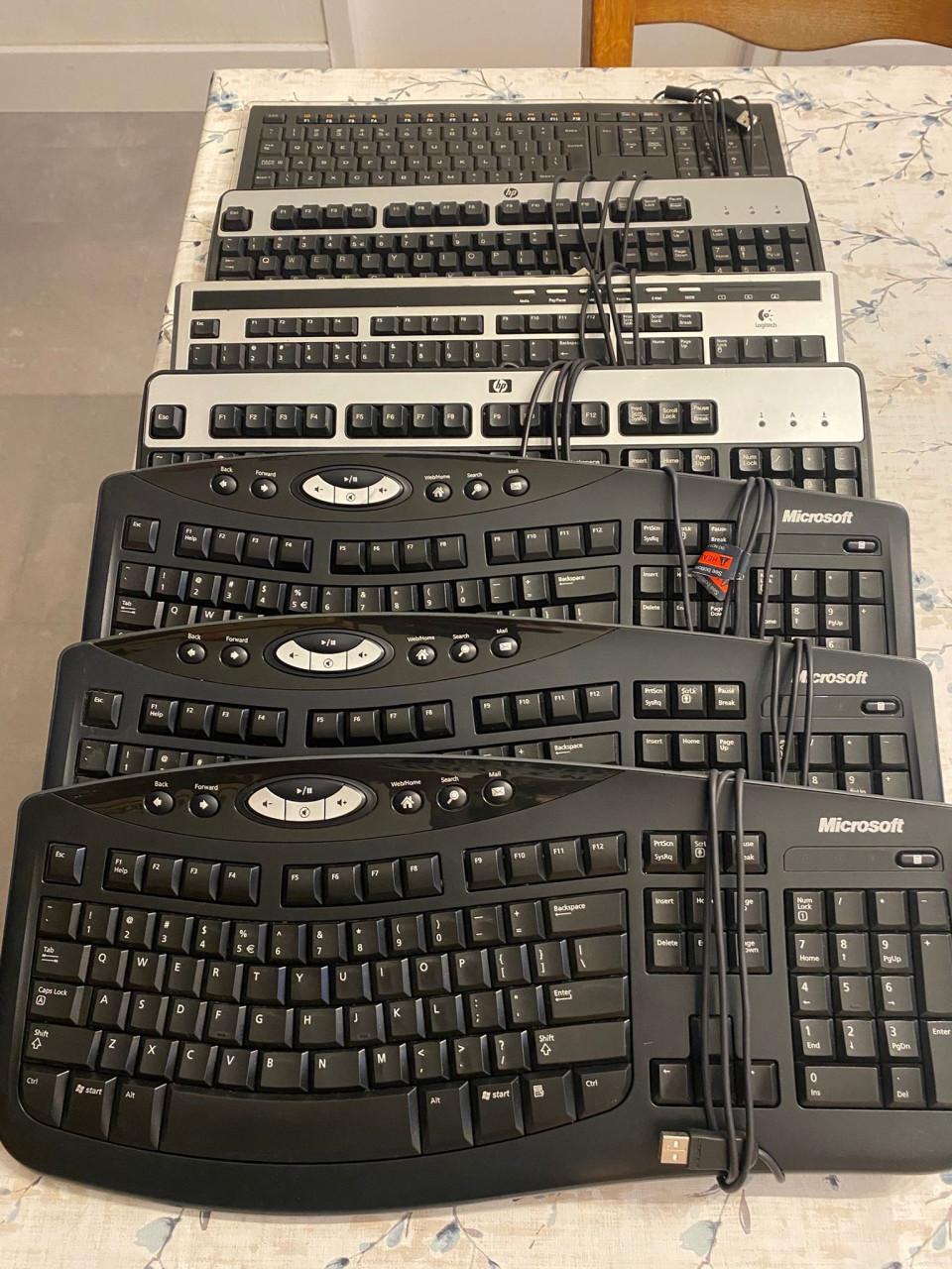 5 werkende pc's, 3 monitoren en 7 toetsenborden