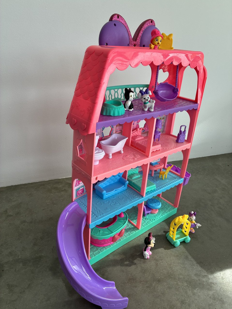 Minnie mouse hotel poppenhuis