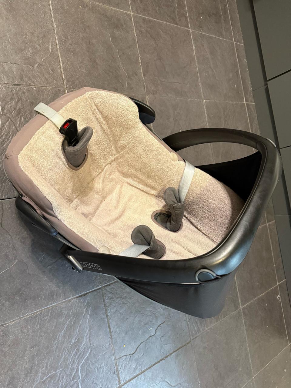 Maxi-Cosi (stoel + base + extra’s)