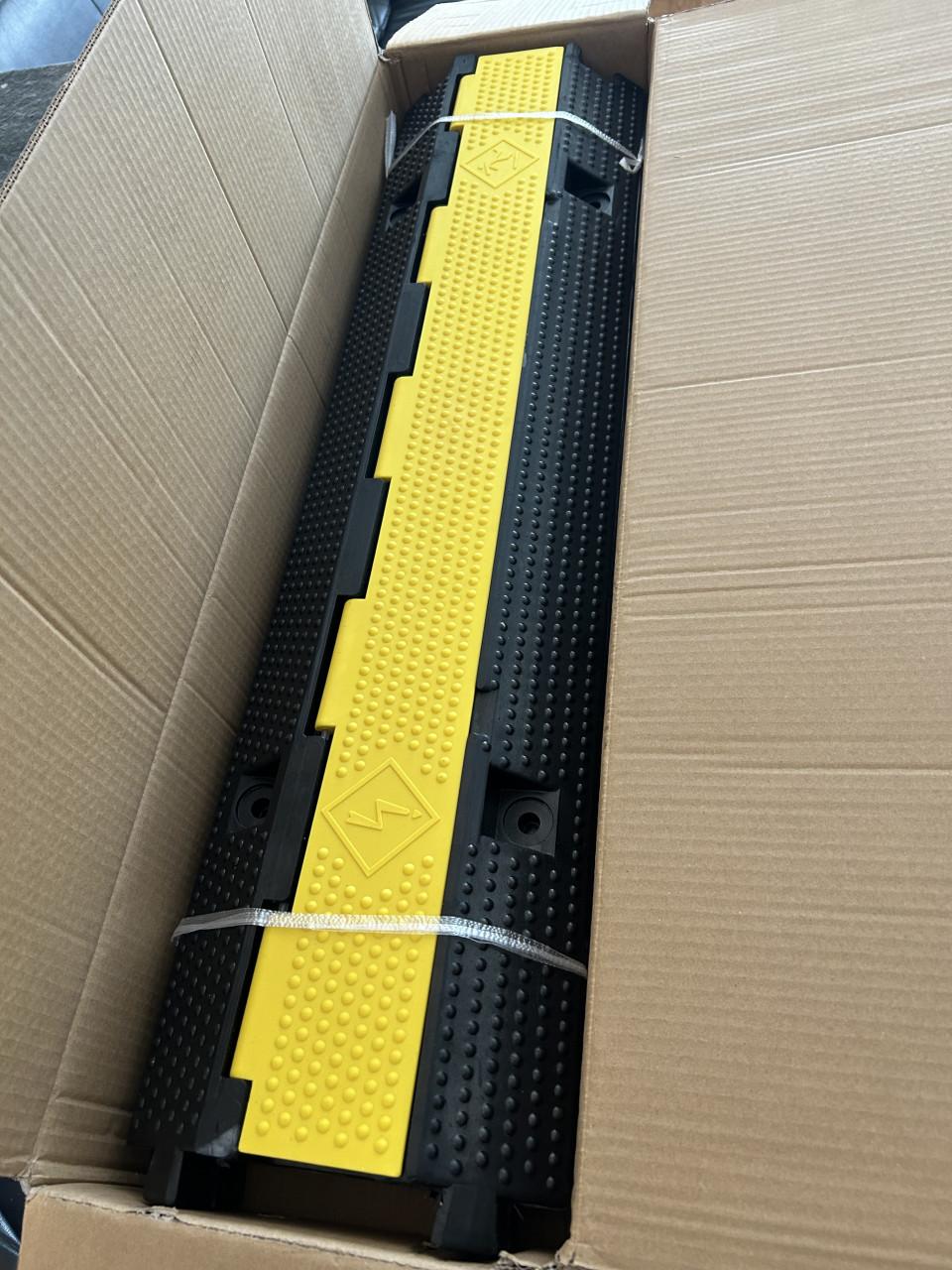 2 x nieuwe kabelgoot / drempel ( per stuk 1 meter )