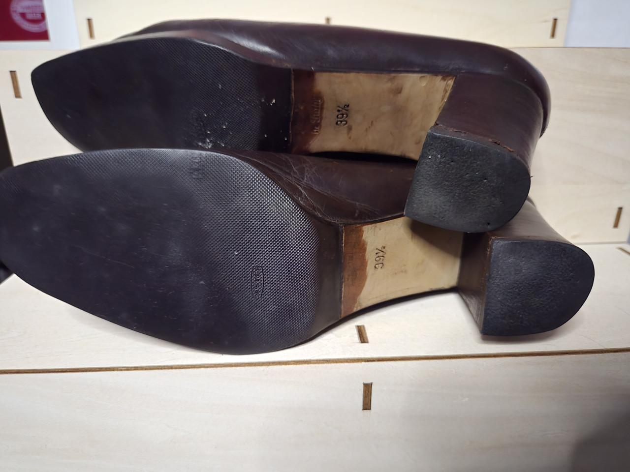Klassieke donkerbruine leren pumps maat 39.5 zijn gemaakt in Italië