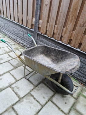 In goede staat zijnde kruiwagen.