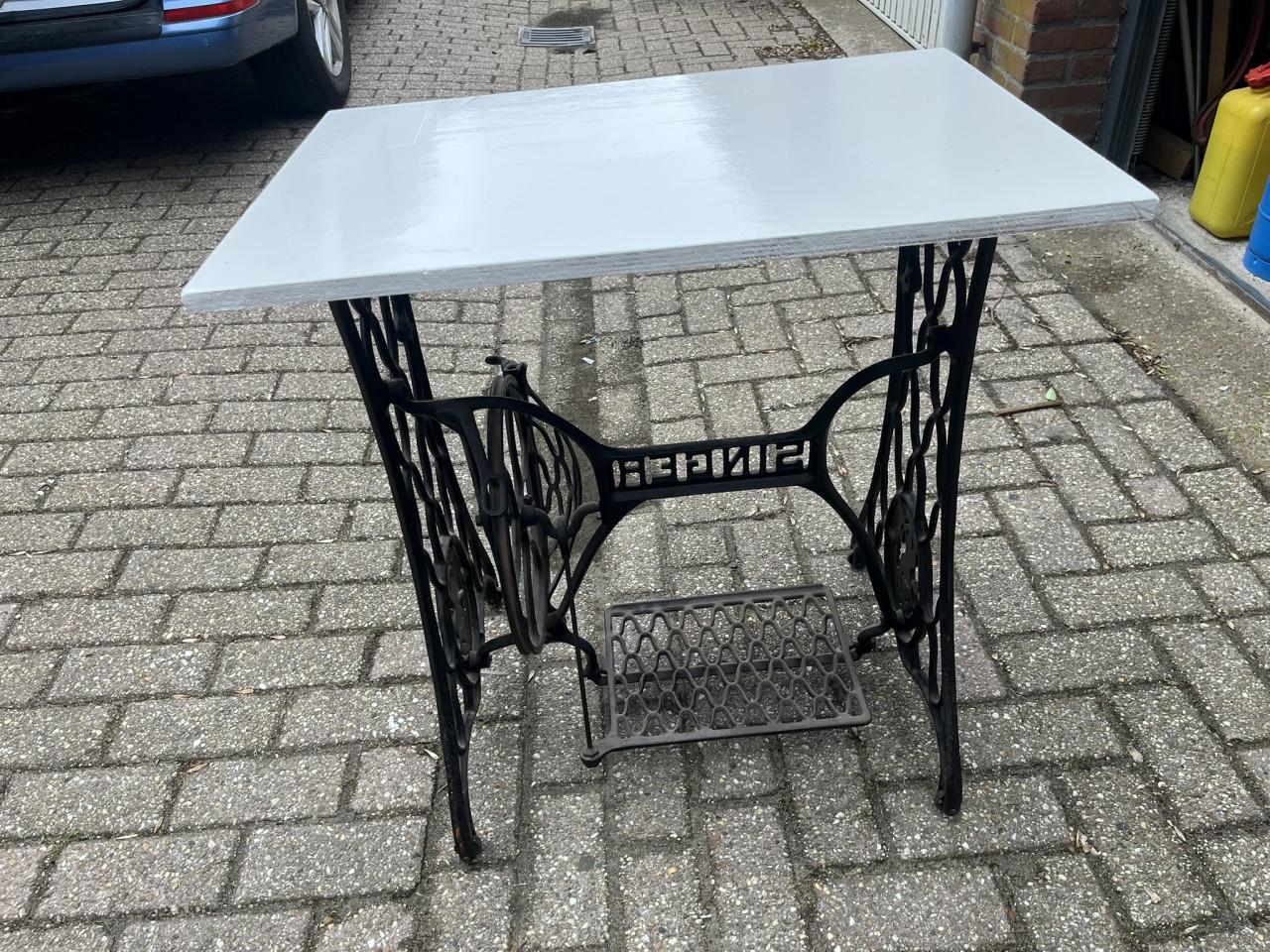 Tafeltje m Gietijzeren frame Singer naaimachine