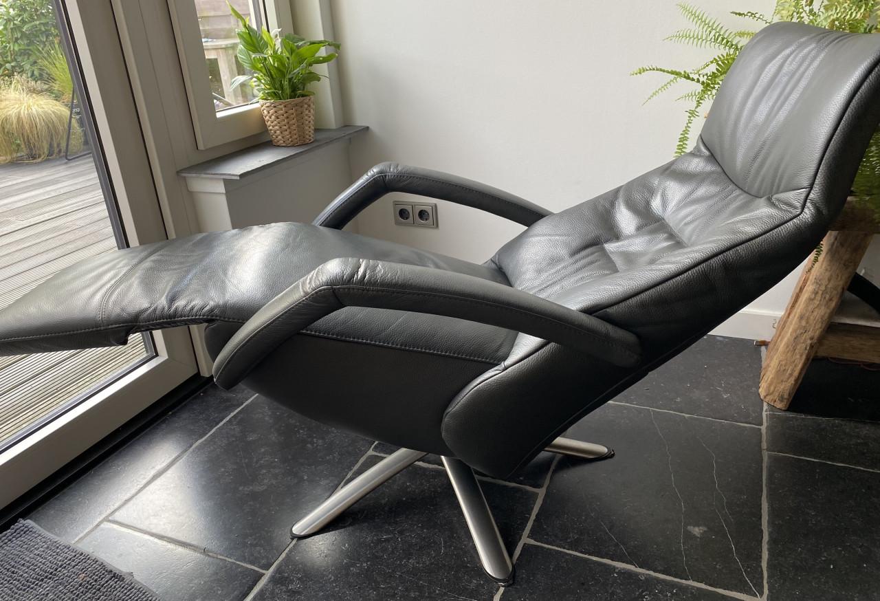 Prachtige De Toekomst model Twice sta op stoel met accu