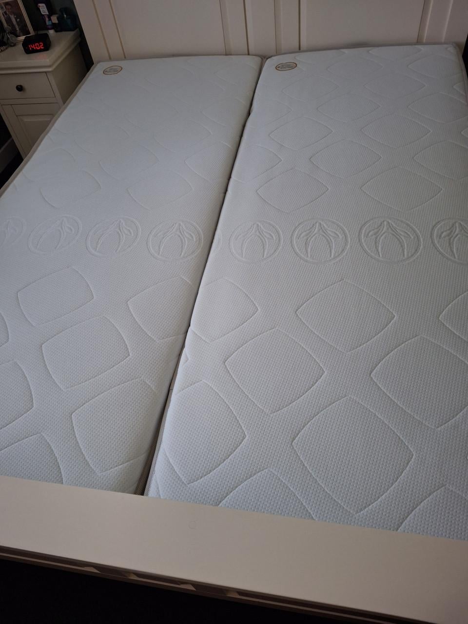 Mooi bed met elektrisch verstelbare lattenbodems
