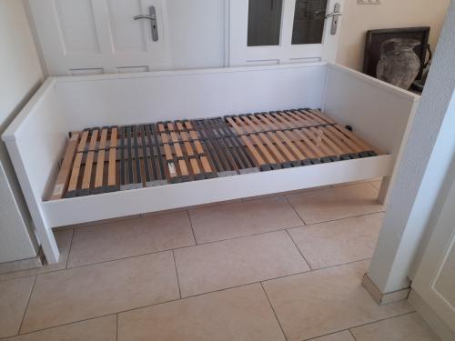 Massief houten bed 90 x 200 (in goede nette staat )