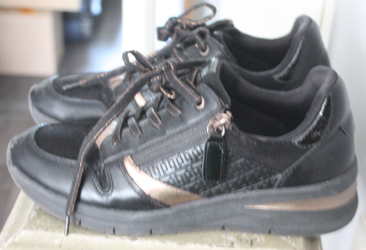 Snakers gympen zwart met koperen details  maat 39