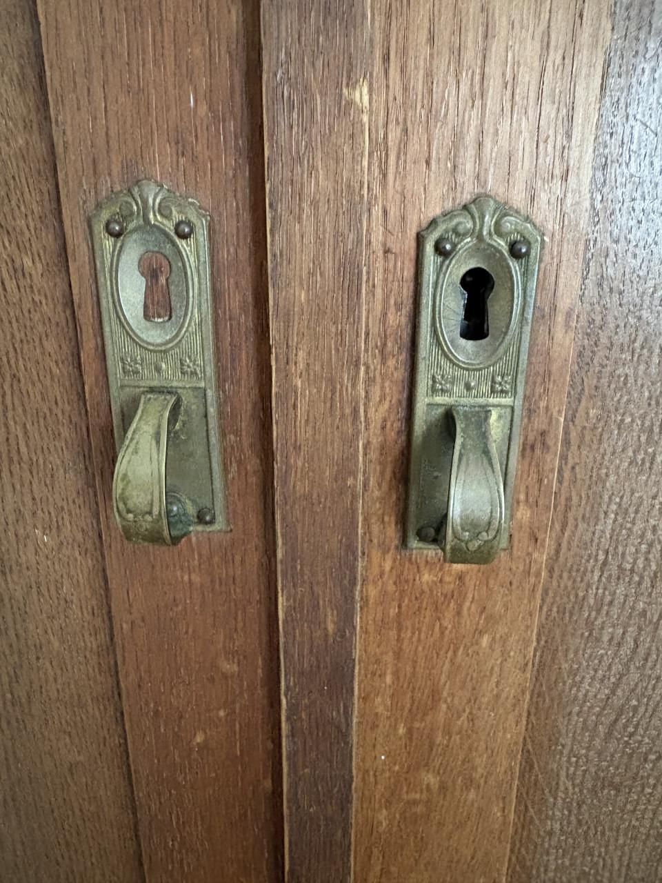 Oude kast met 2 deuren en spiegeltjes