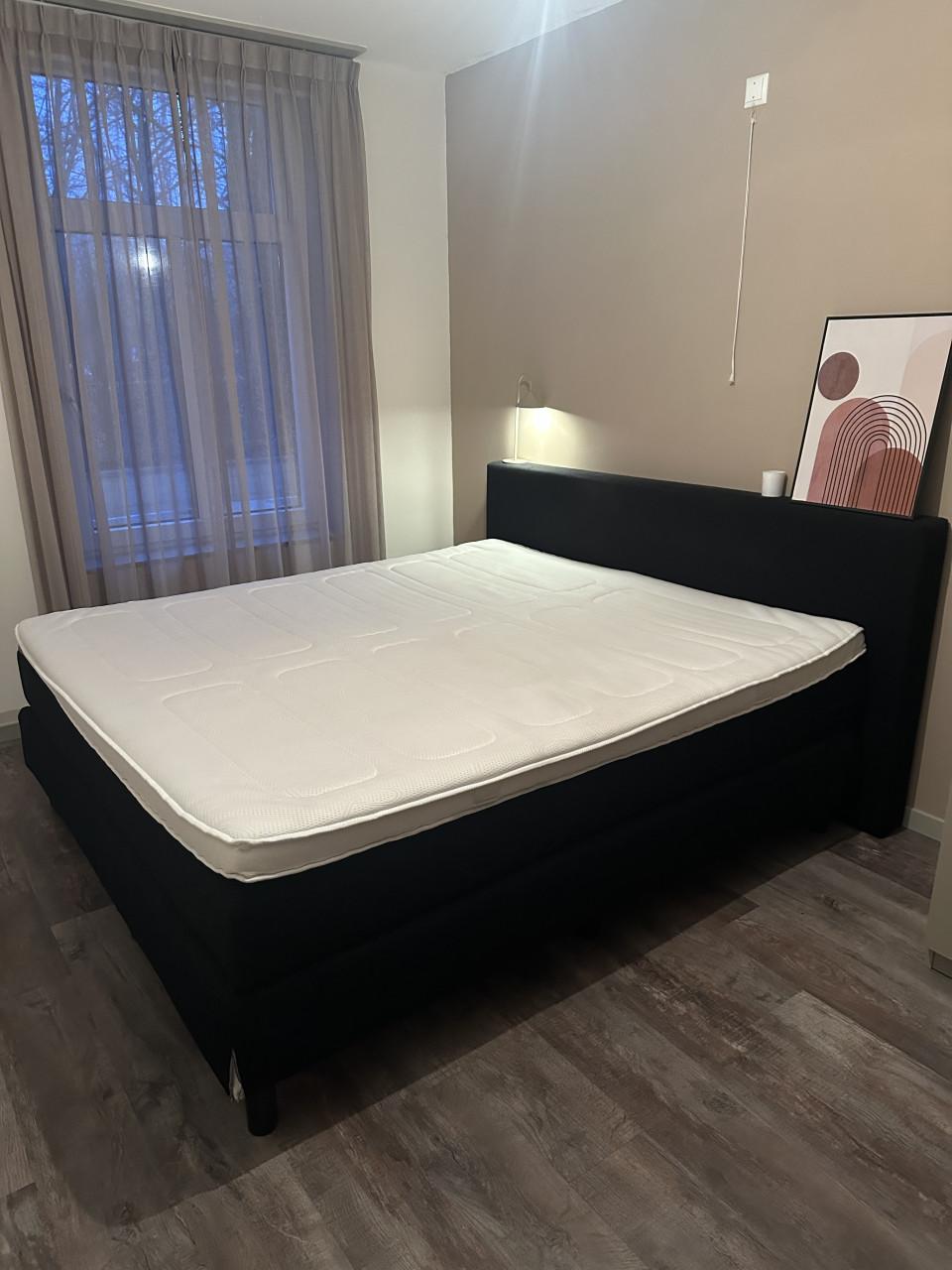 Boxspring zwart 180x200 met norma matrassen
